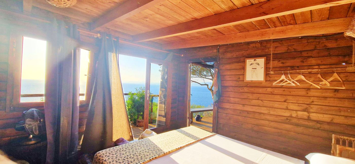 Chambre de La Cahute au matin, lumière naturelle