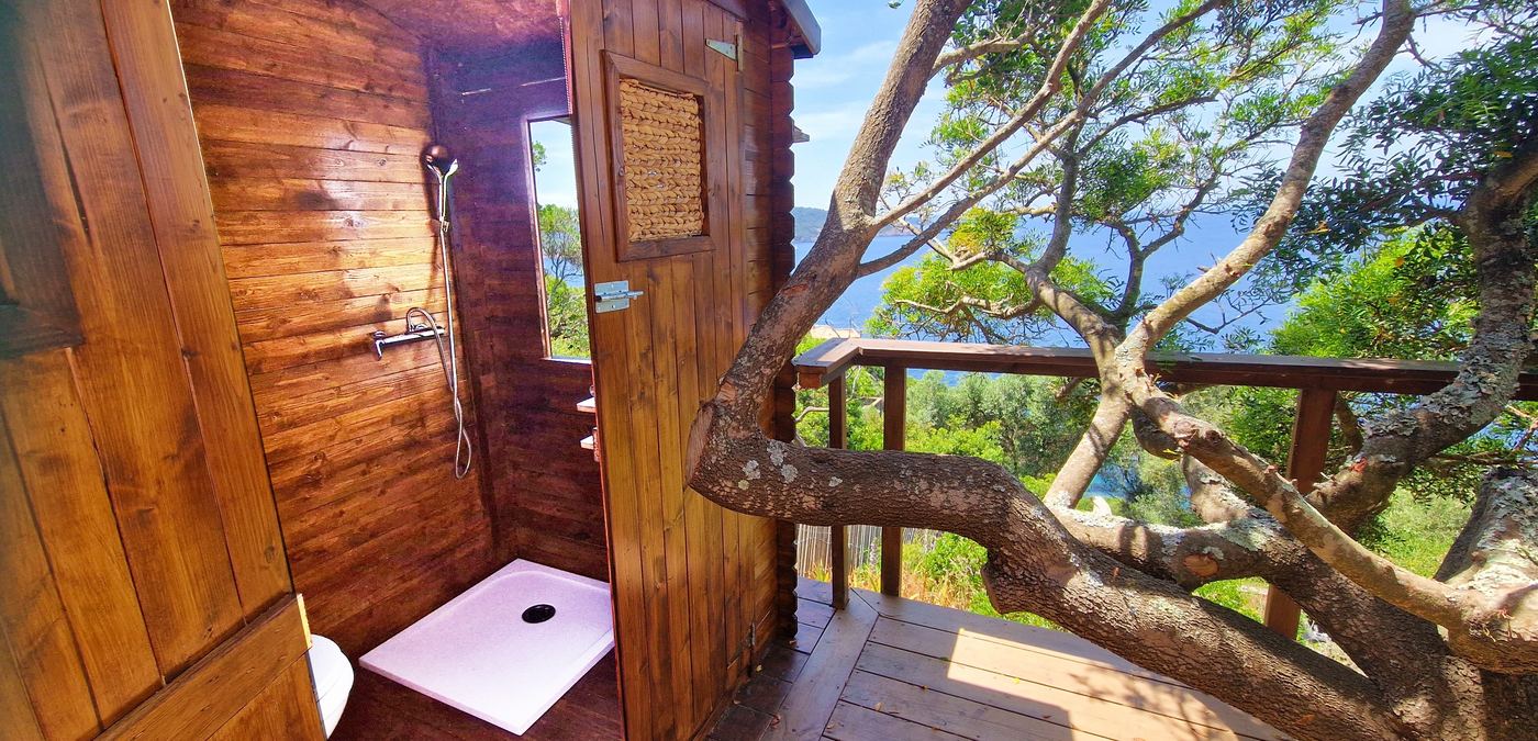 Douche extérieure dans les arbres, lodge La Cahute