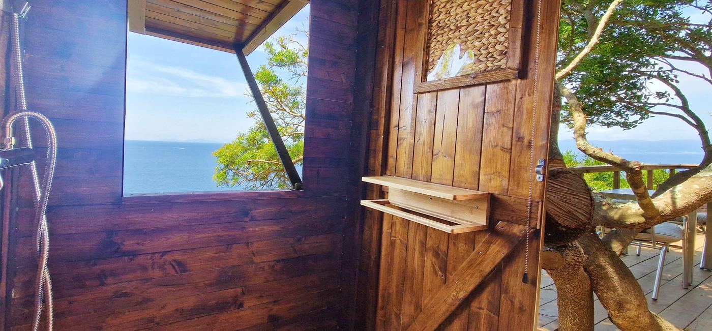 Douche à ciel ouvert avec vue mer, La Cahute île du Levant