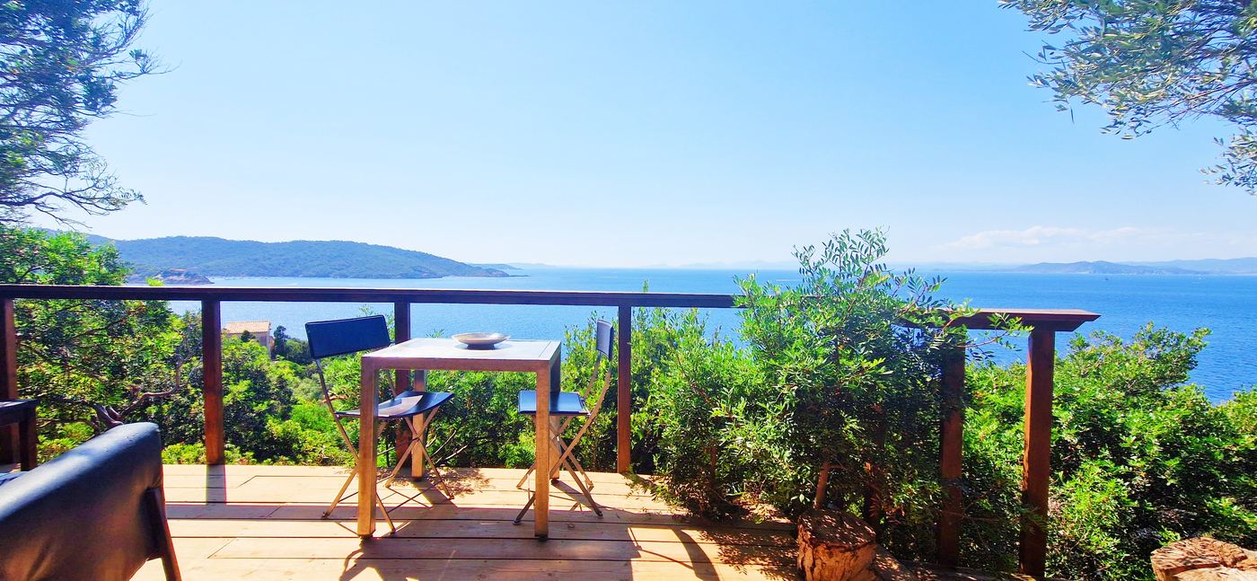 Table de terrasse de La Cahute, vue Méditerranée