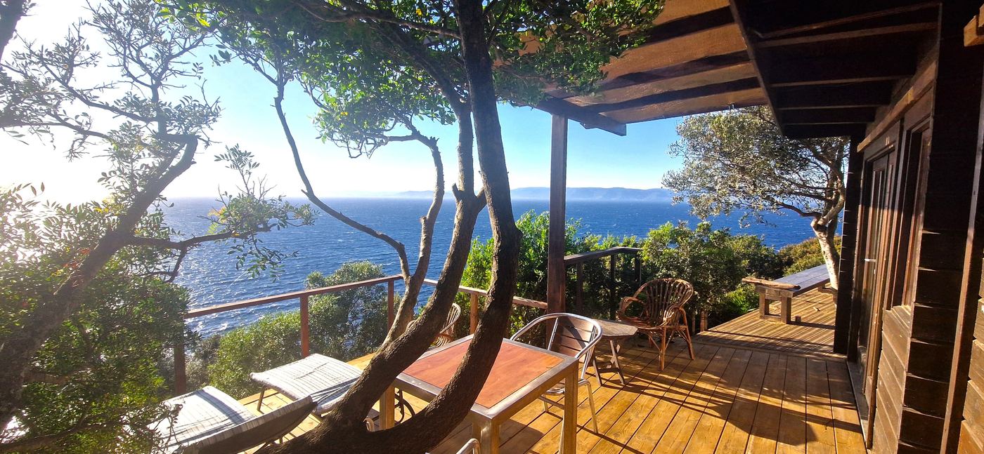 Terrasse de la cabane La Cahute avec vue mer, île du Levant
