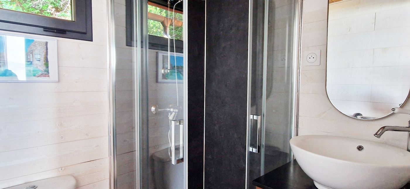 Salle de bain du lodge La Caouanne