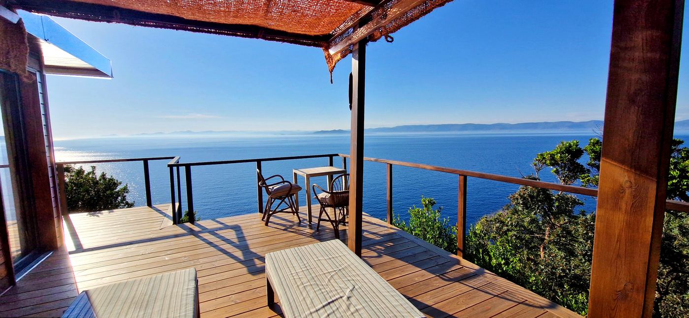 Terrasse panoramique du lodge La Caouanne avec vue sur la mer Méditerranée, île du Levant