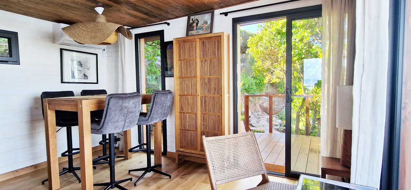 Salon en rotin sur la terrasse de La Caouanne