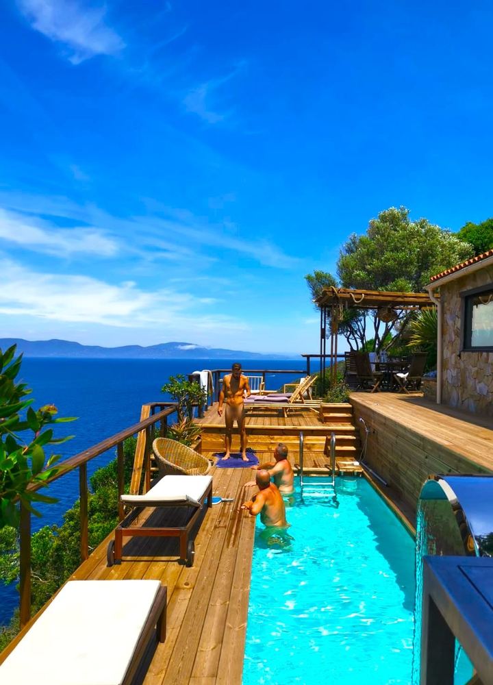 Piscine naturiste de Soléa Lodges avec vue panoramique sur la mer Méditerranée