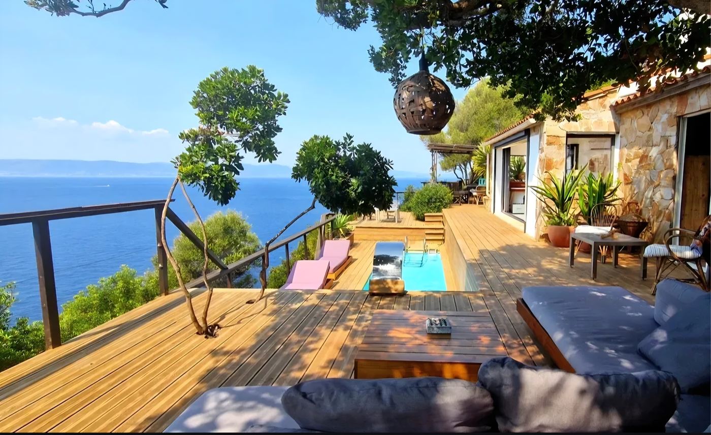 Terrasse et piscine de Soléa Lodges, île du Levant Var