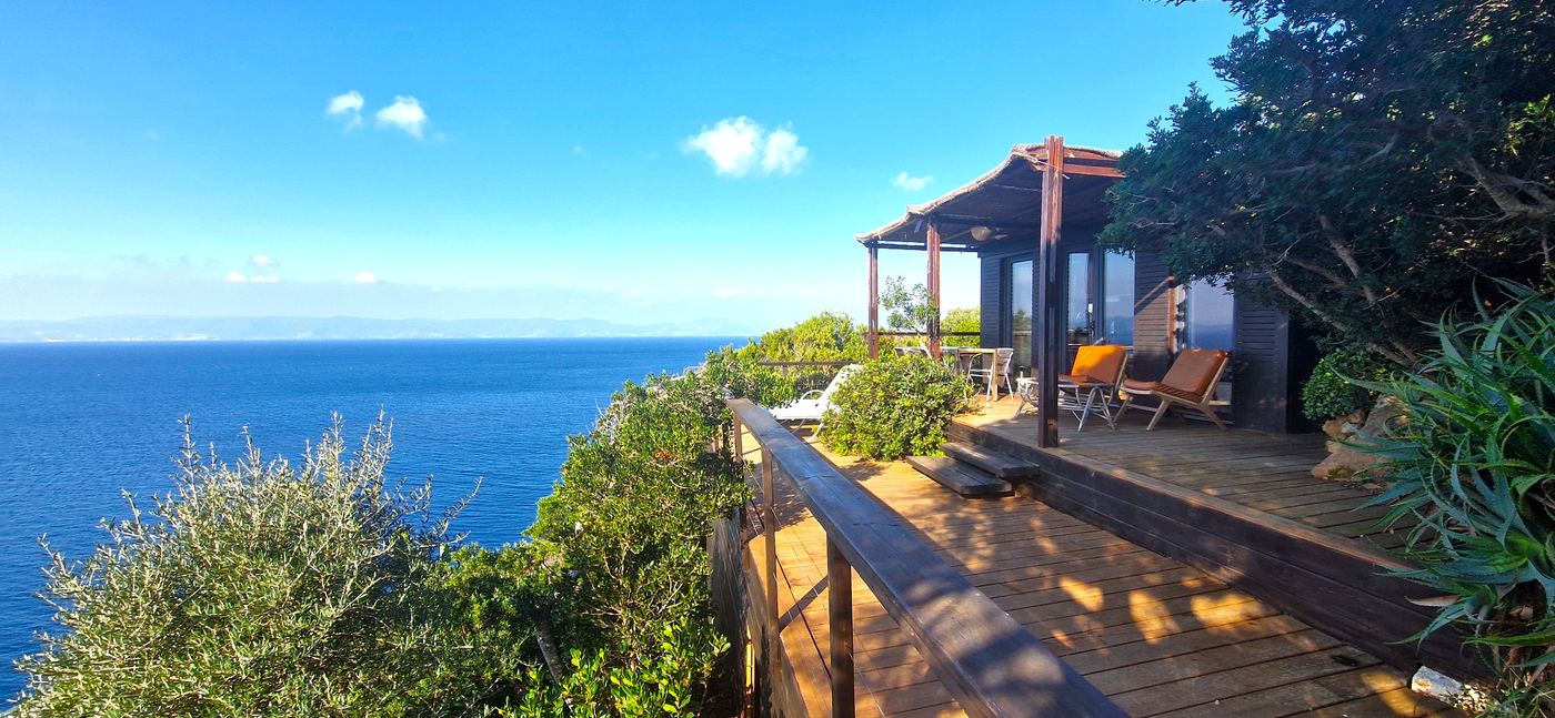 Grande terrasse du lodge Les Puffins avec vue mer à 180°, île du Levant